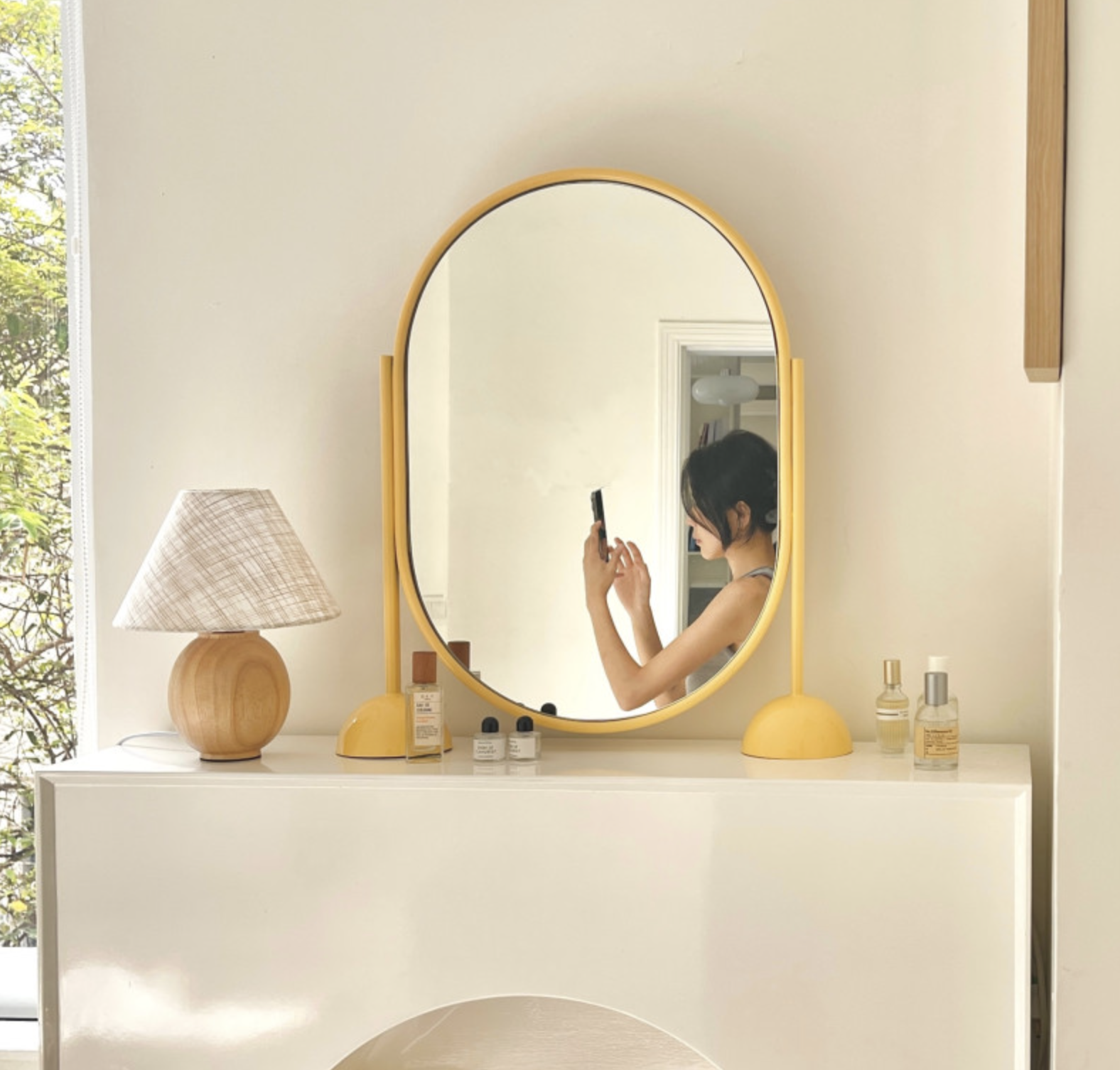 [빠른배송]인테리어 거울 홈카페 프렌치 니치 스타일 시크 볼드 옐로우 노란색 화장대 철제 패션 거울